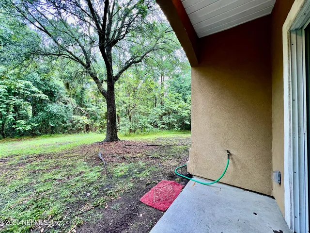 a view of a backyard