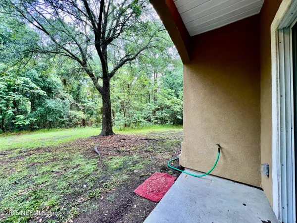 a view of a backyard