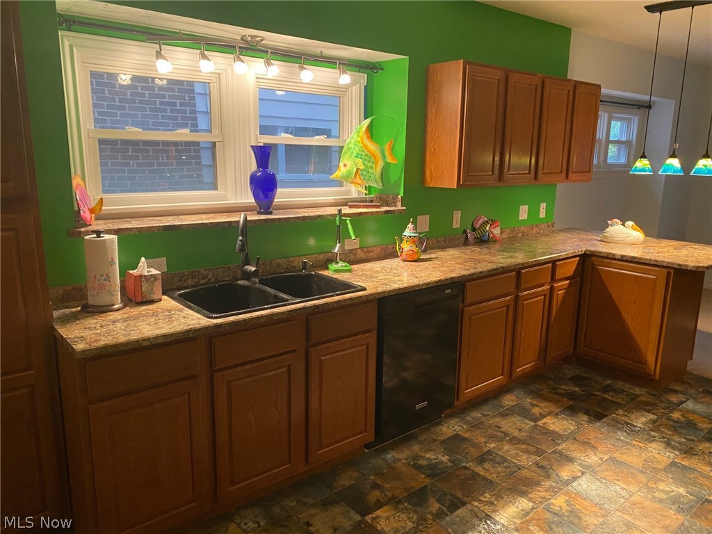 1074 Quilliams Road Cleveland, OH 44121 - Photo 10 of 25
