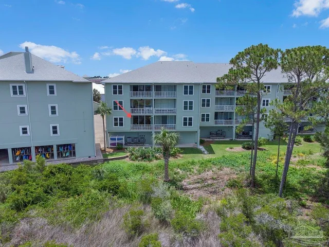 a view of a house with backyard and garden