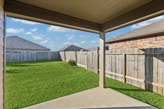 a view of a back yard