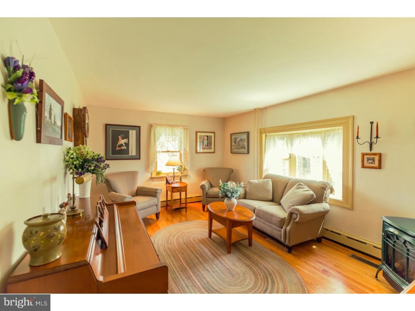 321 Morwood Road Telford, PA 18969 - Photo 8 of 25 Living Room