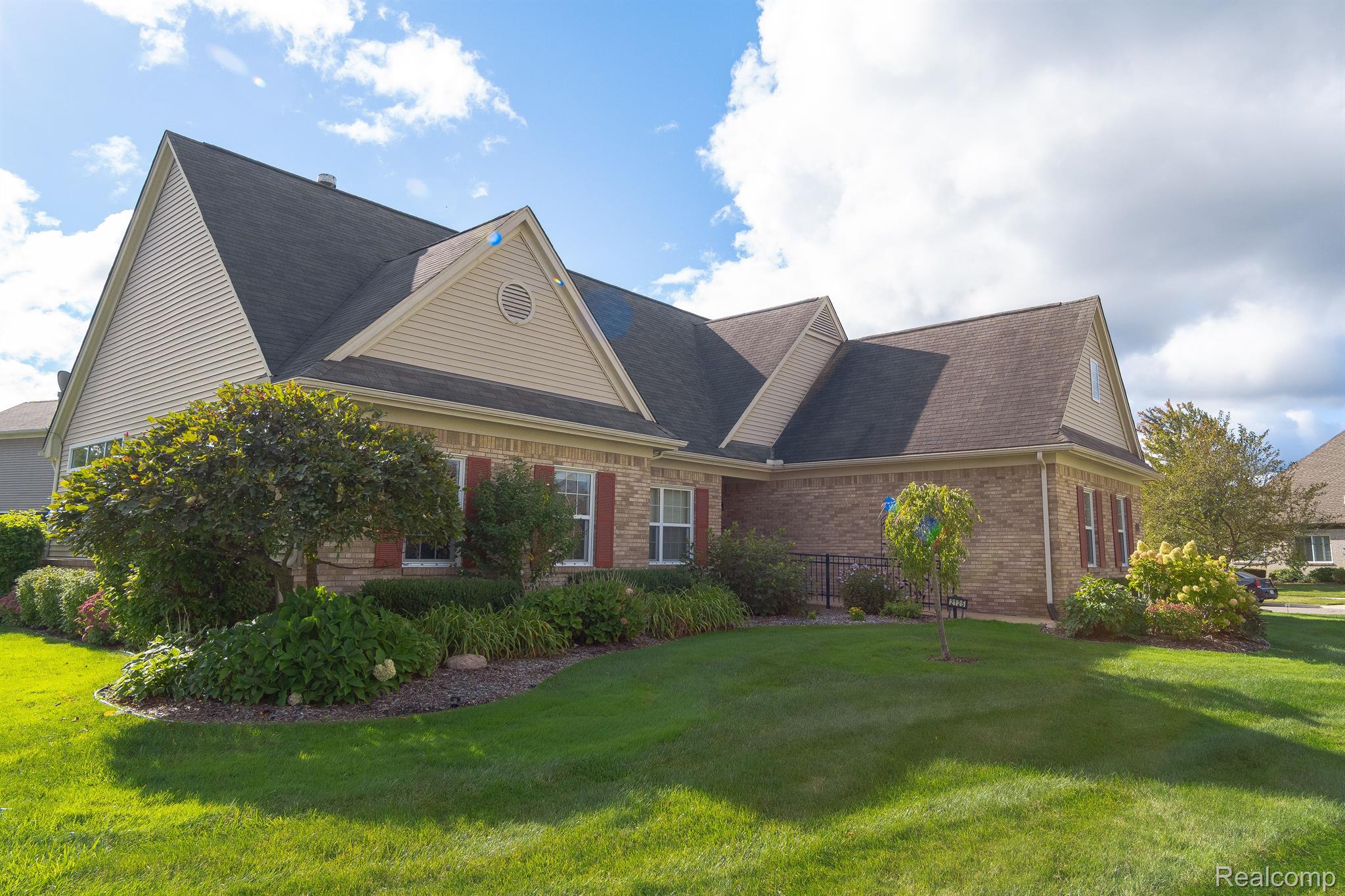 2125 Lagoon Drive Rochester, MI 48309 - Photo 2 of 59 Gallery Image 2