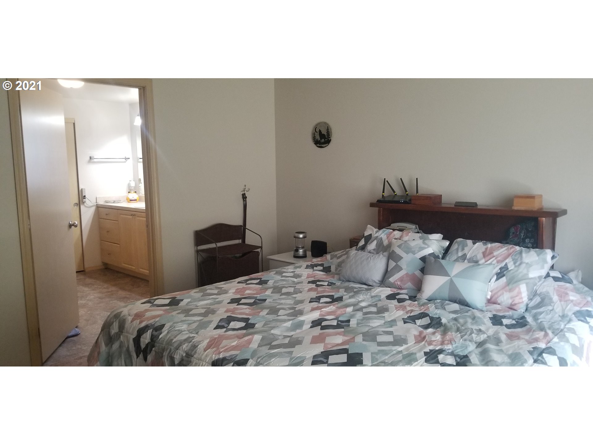 335 Southeast 3rd Street Irrigon, OR 97844 - Photo 16 of 29 a bedroom with a bed and a dresser