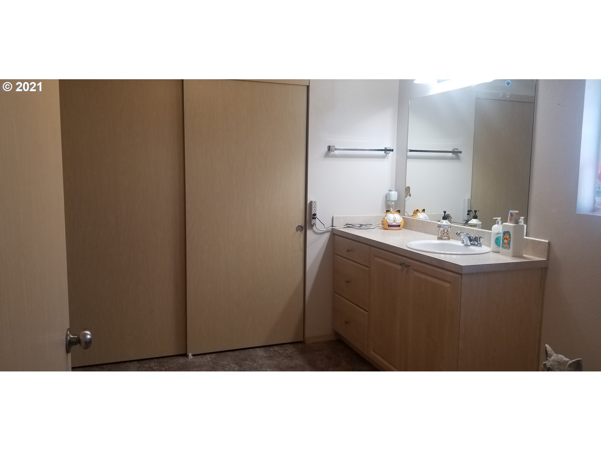 335 Southeast 3rd Street Irrigon, OR 97844 - Photo 18 of 29 a bathroom with a sink vanity and a mirror