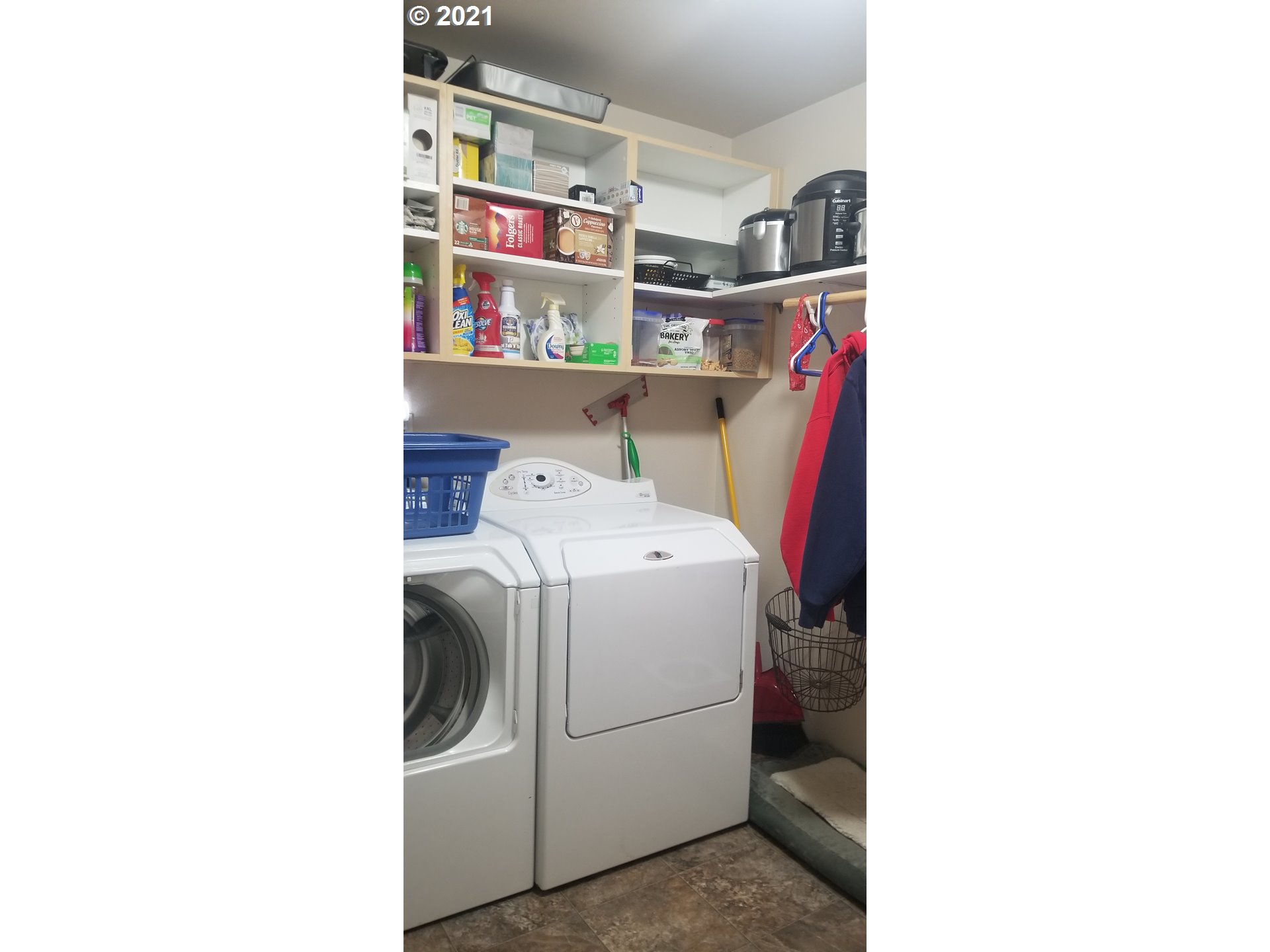 335 Southeast 3rd Street Irrigon, OR 97844 - Photo 19 of 29 a utility room with dryer and washer