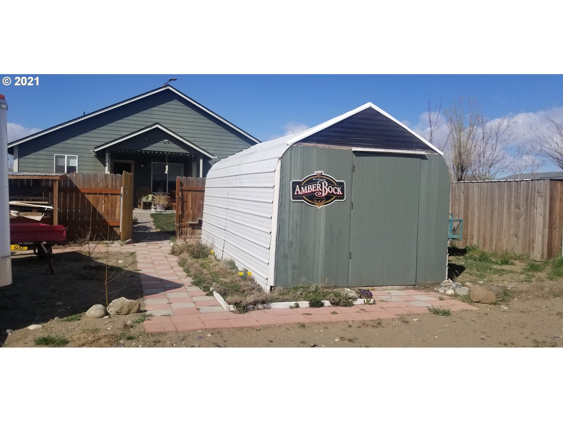 335 Southeast 3rd Street Irrigon, OR 97844 - Photo 28 of 29 a front view of a house
