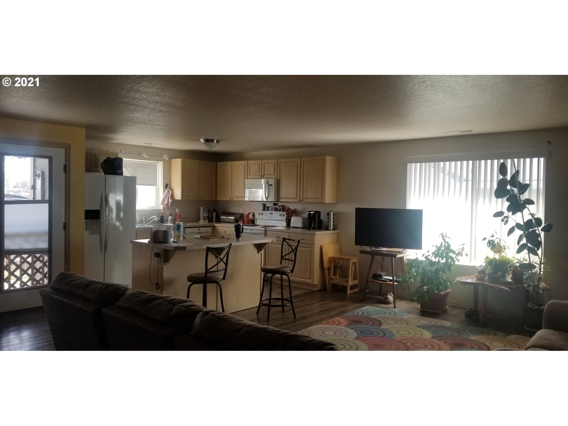 335 Southeast 3rd Street Irrigon, OR 97844 - Photo 10 of 29 a view of living room and dining room