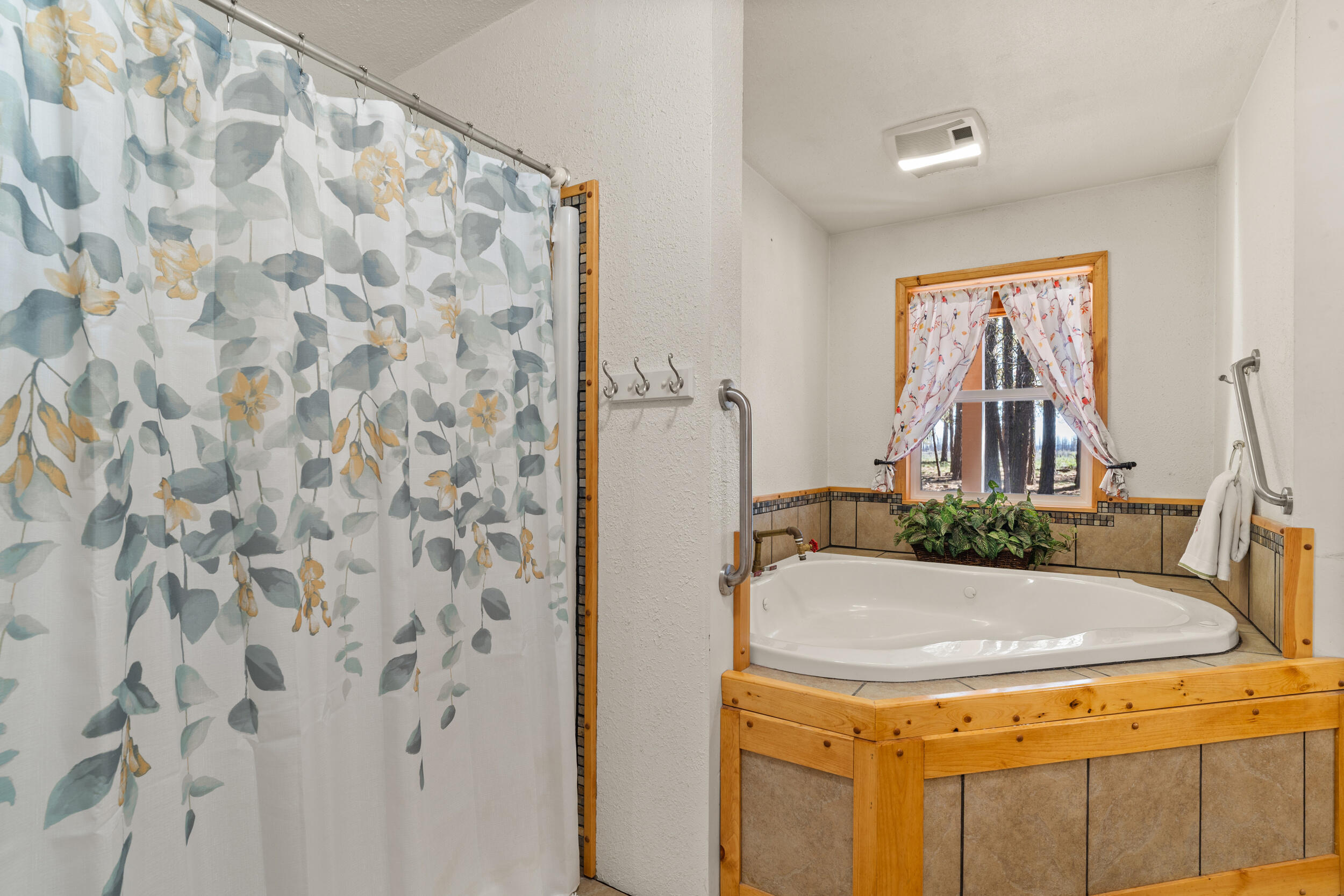 27 Blackpine Way Bly, OR 97622 - Photo 17 of 35 Shower & Soaking tub