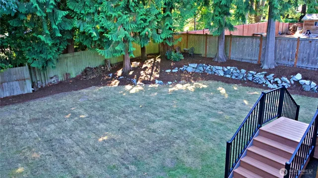 a view of a backyard