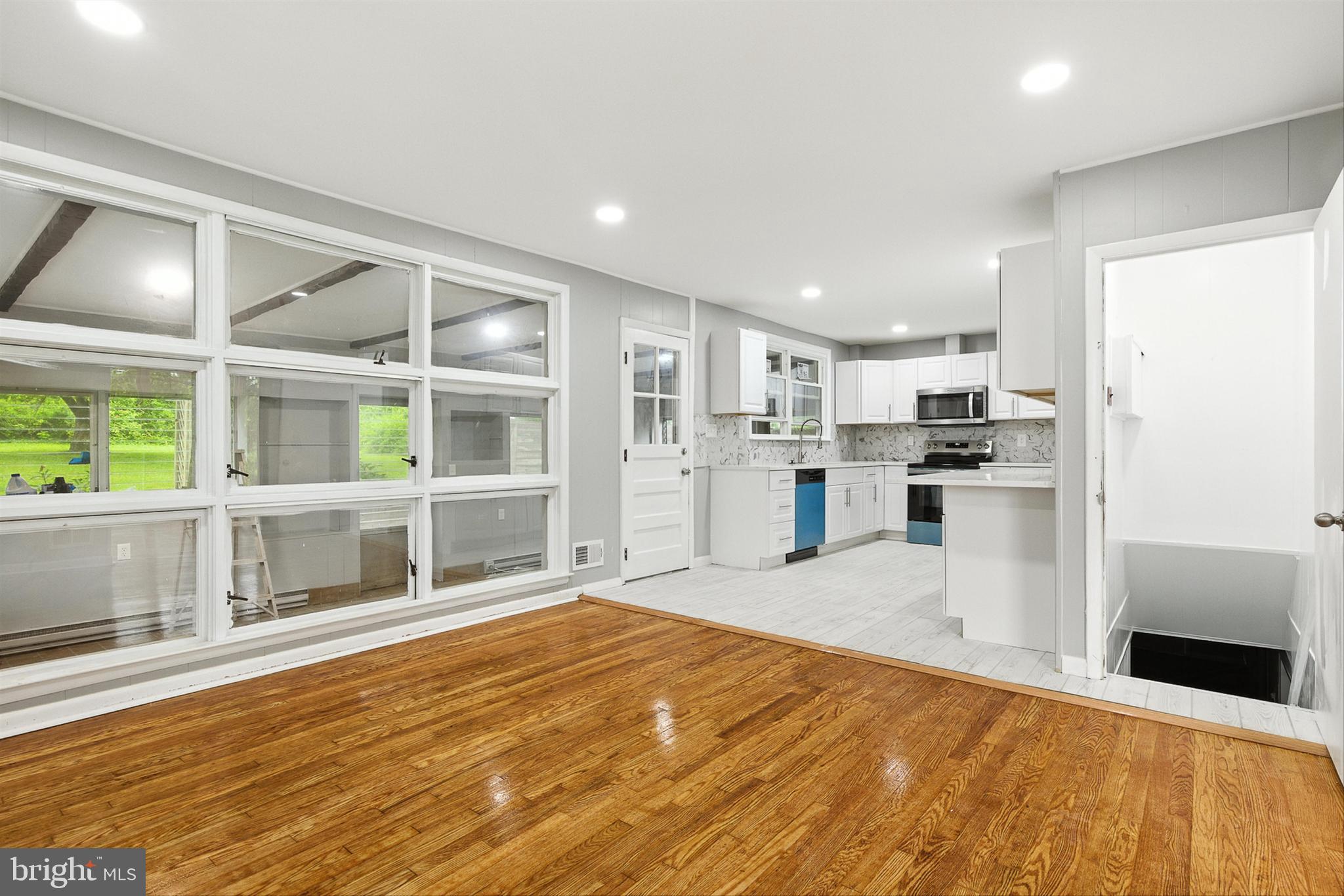 3126 Rices Lane Baltimore, MD 21244 - Photo 10 of 34 Large window