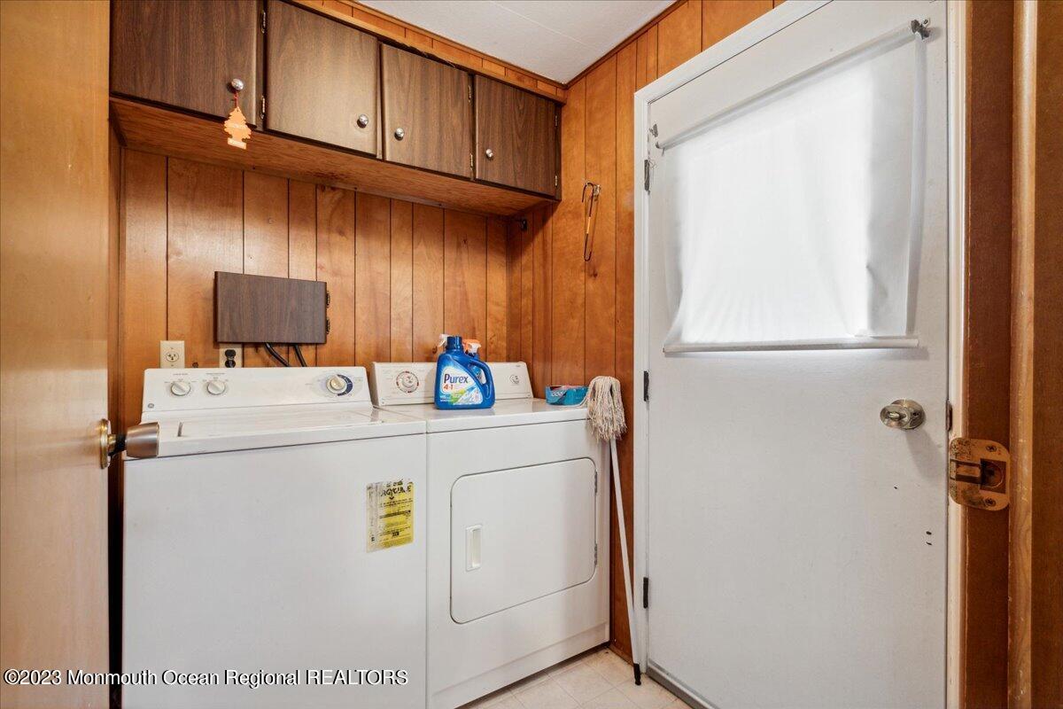 422 Roberts Road Toms River, NJ 08755 - Photo 18 of 18 a utility room with dryer and washer