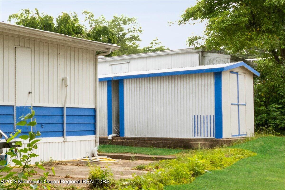 422 Roberts Road Toms River, NJ 08755 - Photo 5 of 18 a backyard of a house