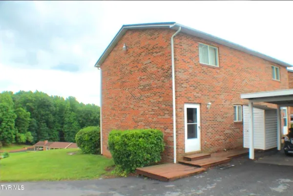 $1,300 | 661 North Holston River Drive, Unit 4, Kingsport, TN 37660