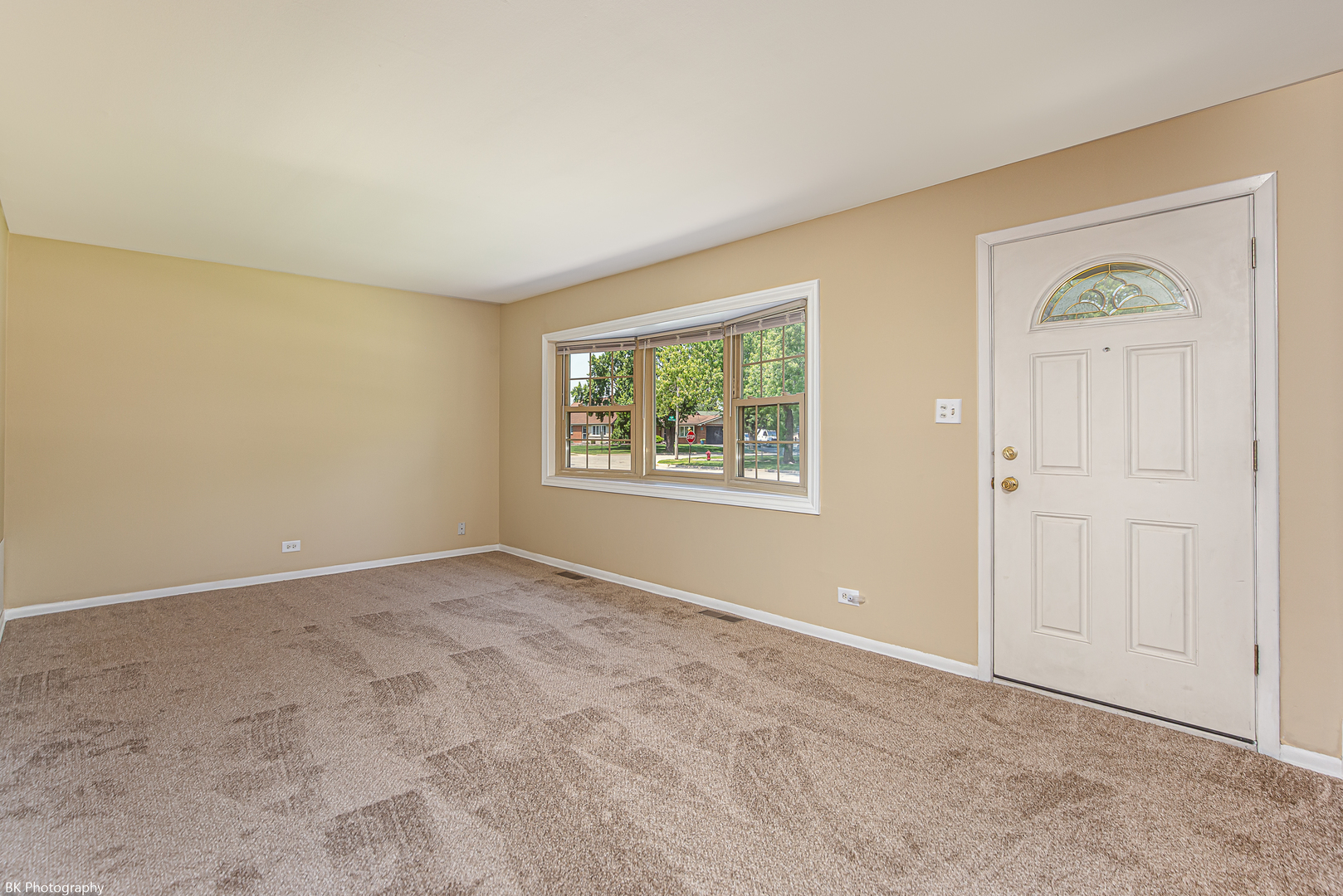 7049 West 91st Street Bridgeview, IL 60455 - Photo 3 of 25 an empty room with windows and closet