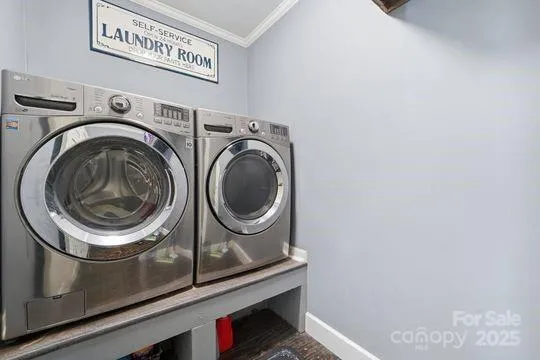 a view of entryway with washer and dryer