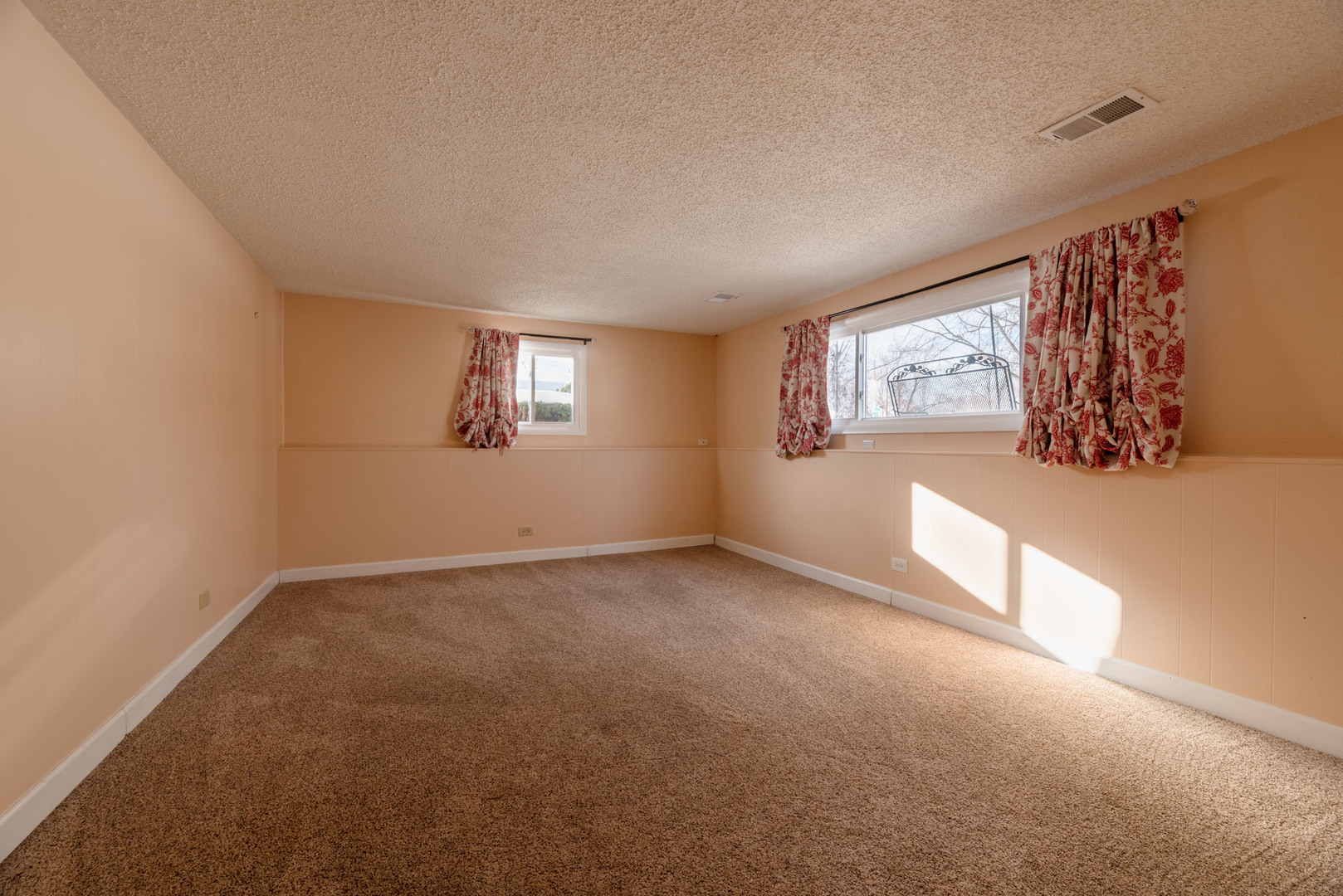 795 Plymouth Road Hoffman Estates, IL 60192 - Photo 21 of 26 an empty room with windows and closet