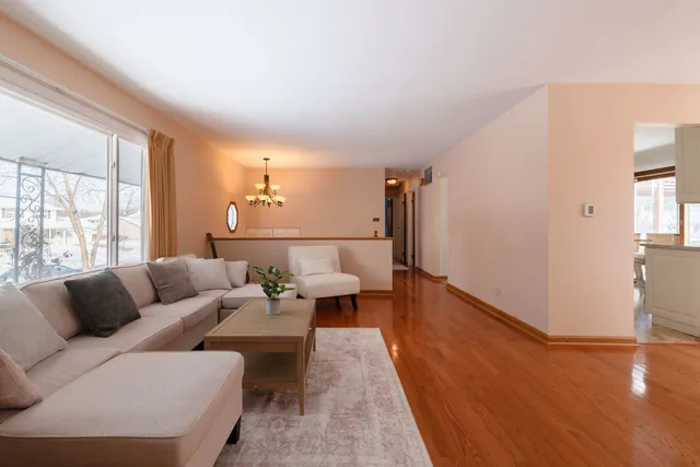 $465,000 | 795 Plymouth Road, Hoffman Estates, IL 60192