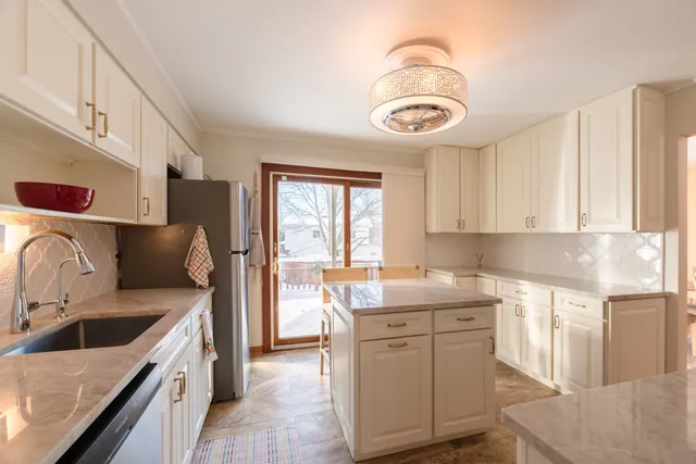 $465,000 | 795 Plymouth Road, Hoffman Estates, IL 60192