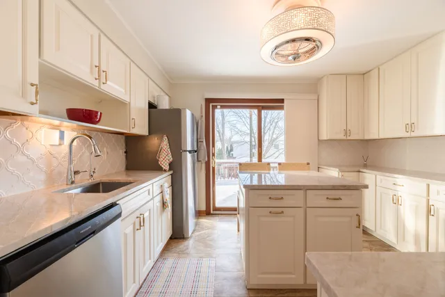 $465,000 | 795 Plymouth Road, Hoffman Estates, IL 60192