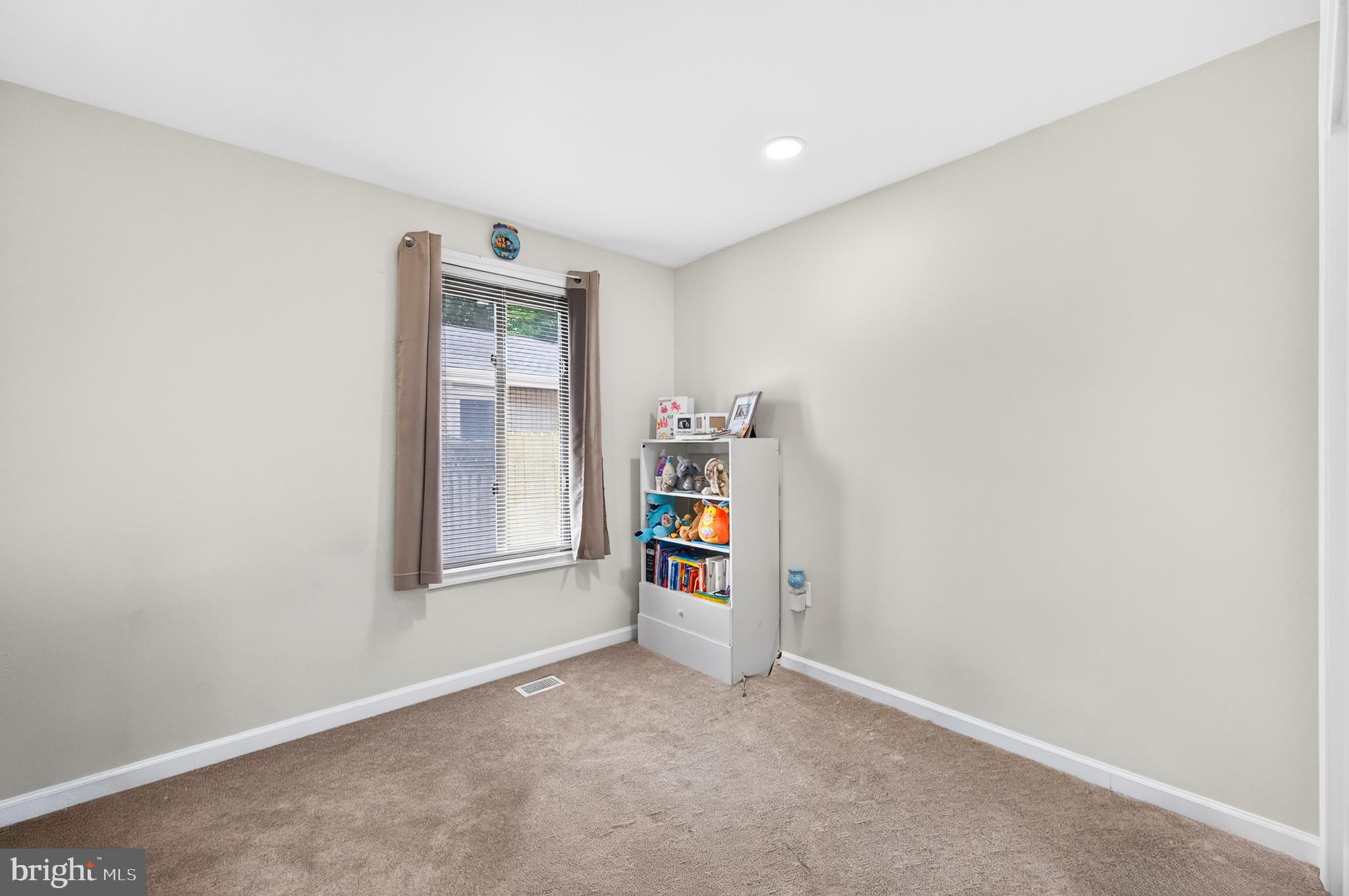 160 Magnolia Road Sterling, VA 20164 - Photo 17 of 25 3rd Bedroom