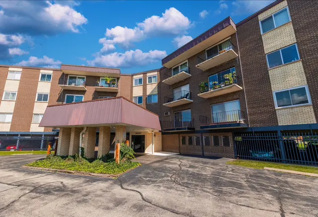 $174,500 | 9820 South Pulaski Road, Unit 213, Oak Lawn, IL 60453