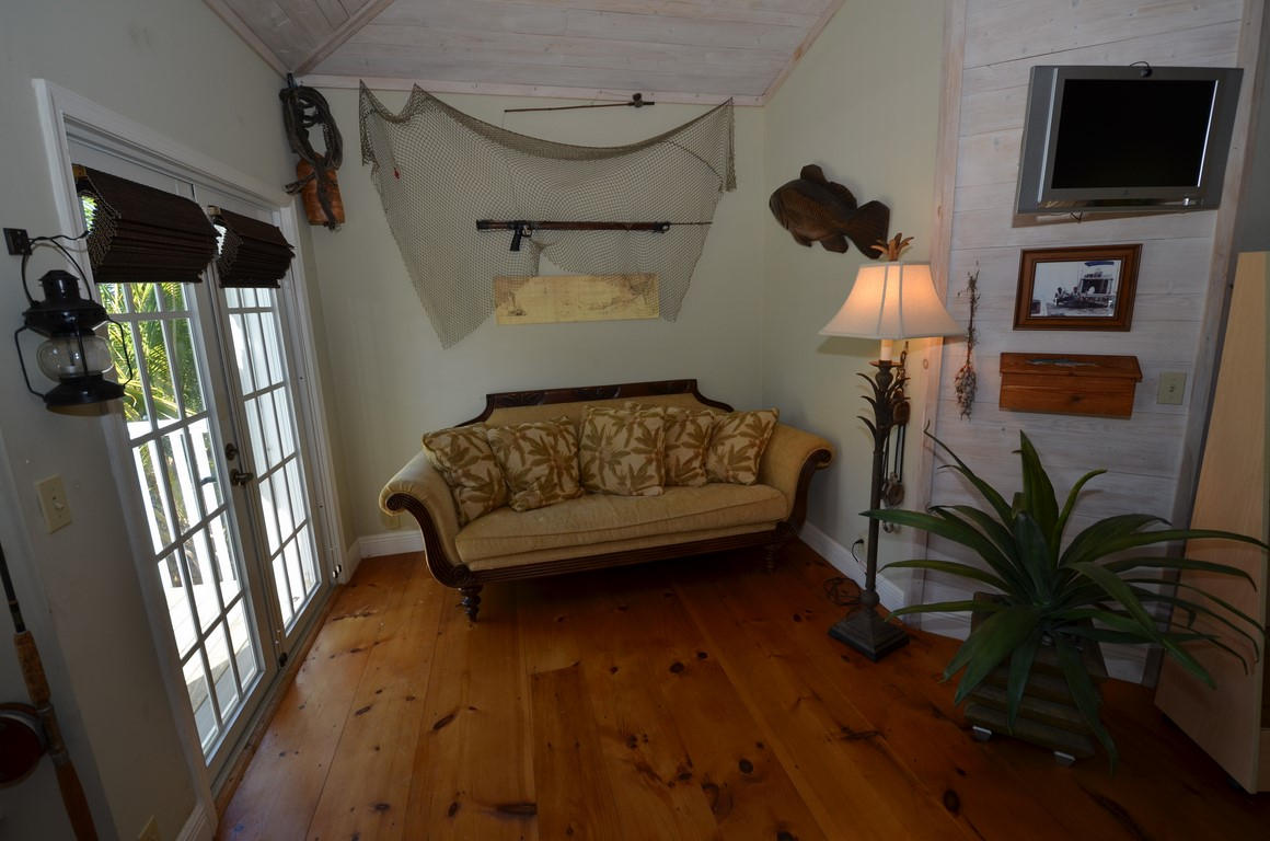 60 Pelican Road Marathon, FL 33050 - Photo 20 of 47 Master Sitting Area