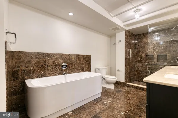 $4,000 | 1220 Bank Street, Unit 410, Baltimore, MD 21202