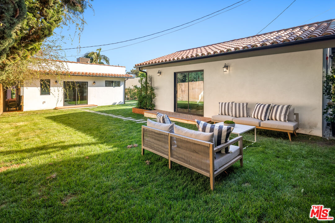 913 South Mullen Avenue Los Angeles, CA 90019 - Photo 11 of 56