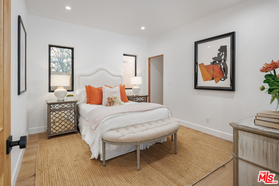 913 South Mullen Avenue Los Angeles, CA 90019 - Photo 12 of 56