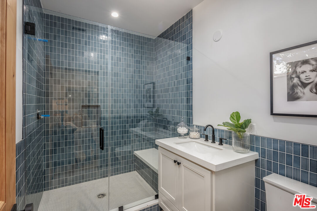 913 South Mullen Avenue Los Angeles, CA 90019 - Photo 16 of 56