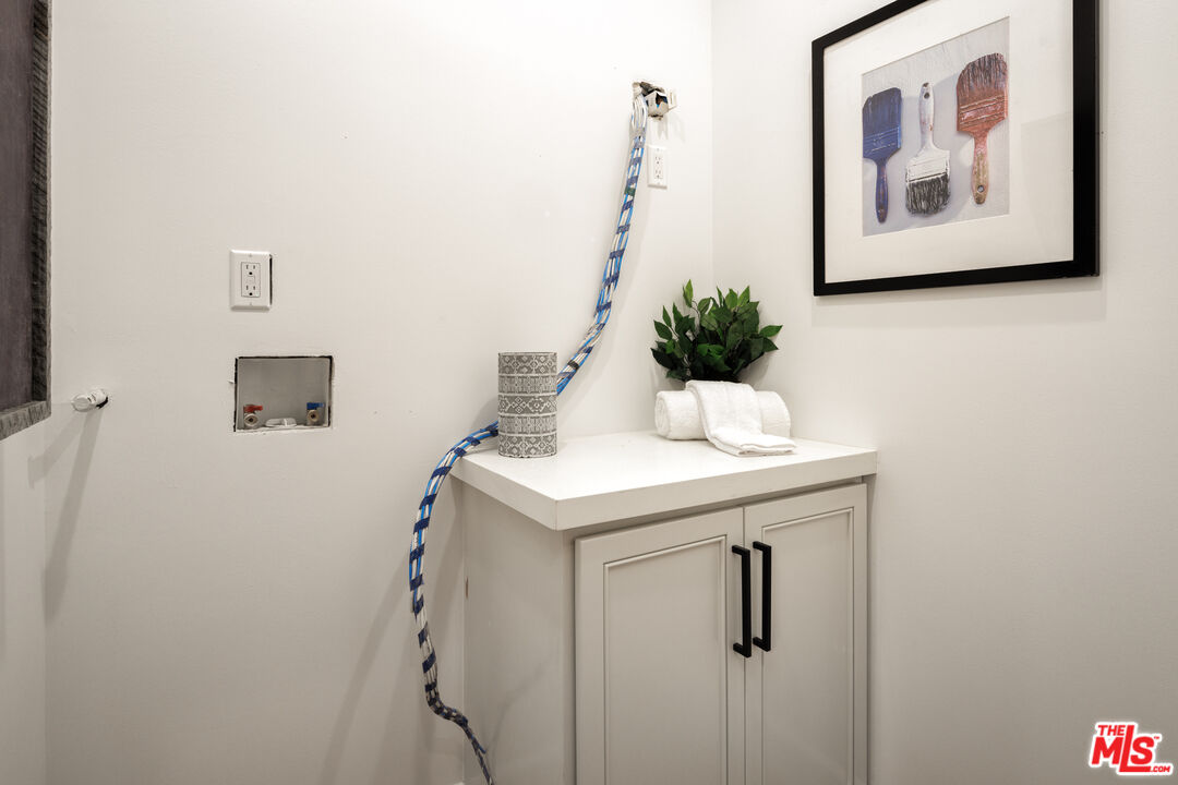 913 South Mullen Avenue Los Angeles, CA 90019 - Photo 17 of 56