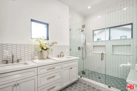 $2,595,000 | 913 South Mullen Avenue, Los Angeles, CA 90019