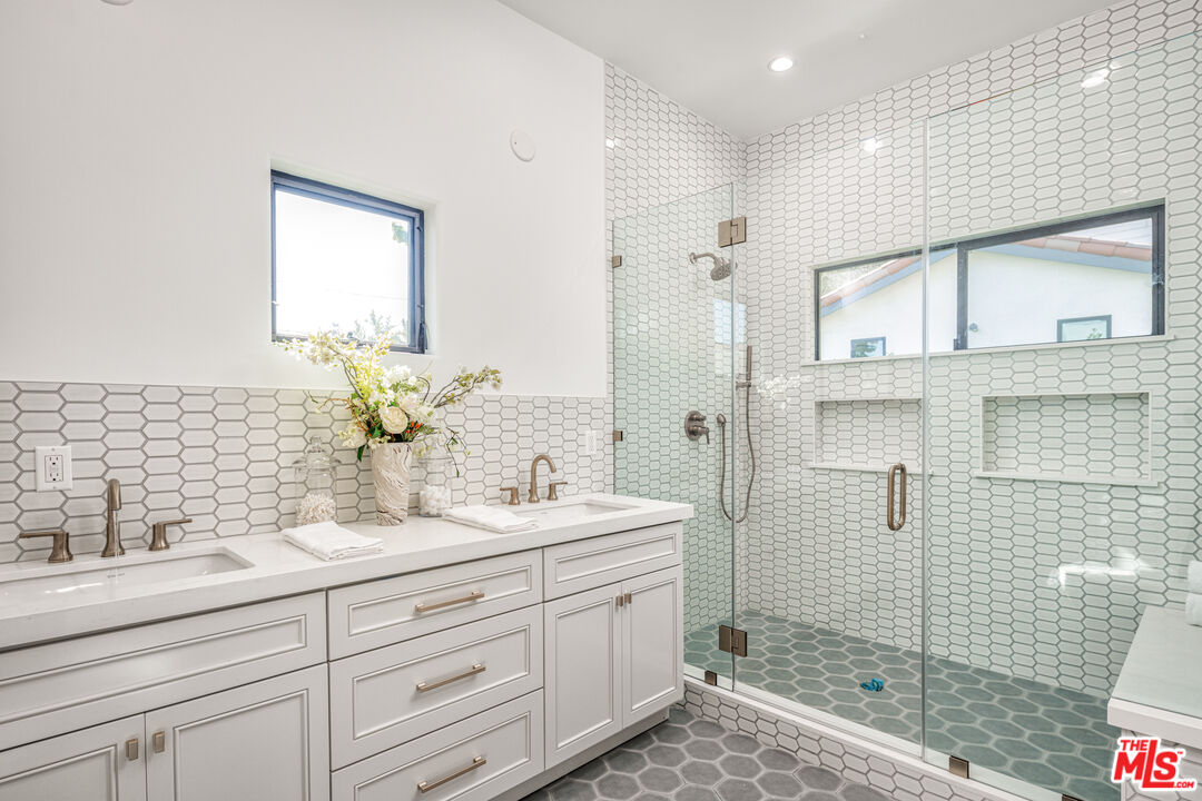 913 South Mullen Avenue Los Angeles, CA 90019 - Photo 21 of 56