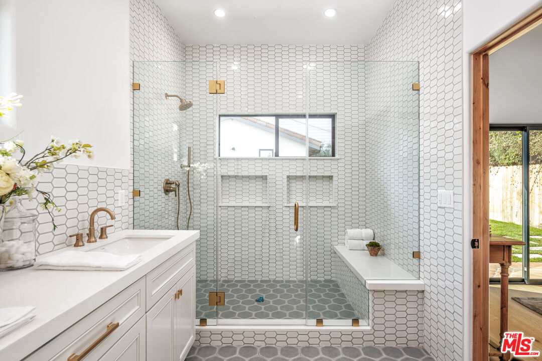 913 South Mullen Avenue Los Angeles, CA 90019 - Photo 22 of 56