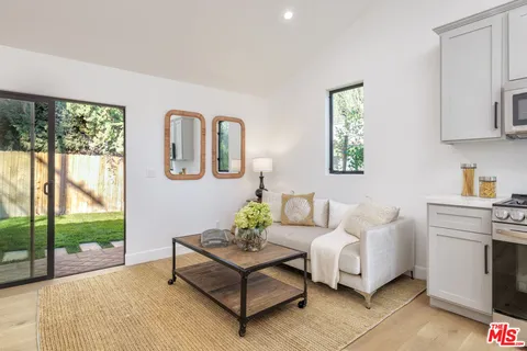 $2,595,000 | 913 South Mullen Avenue, Los Angeles, CA 90019