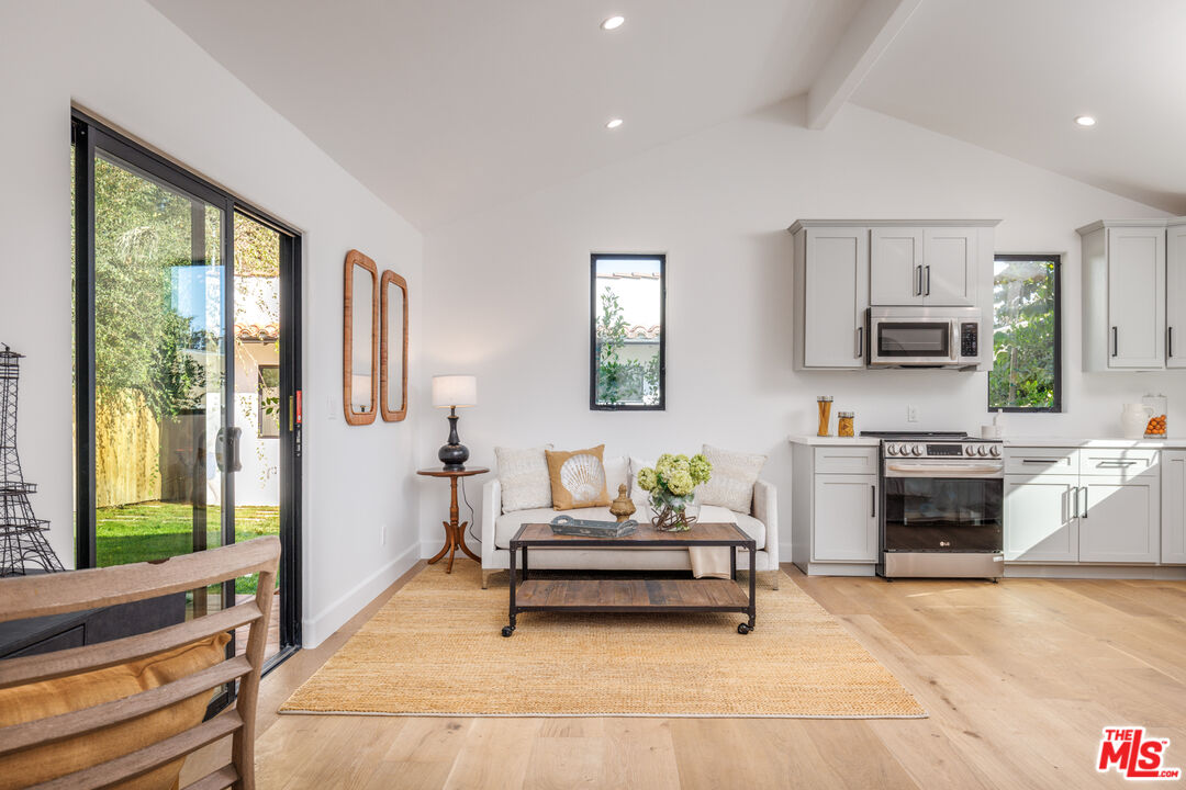 913 South Mullen Avenue Los Angeles, CA 90019 - Photo 33 of 56