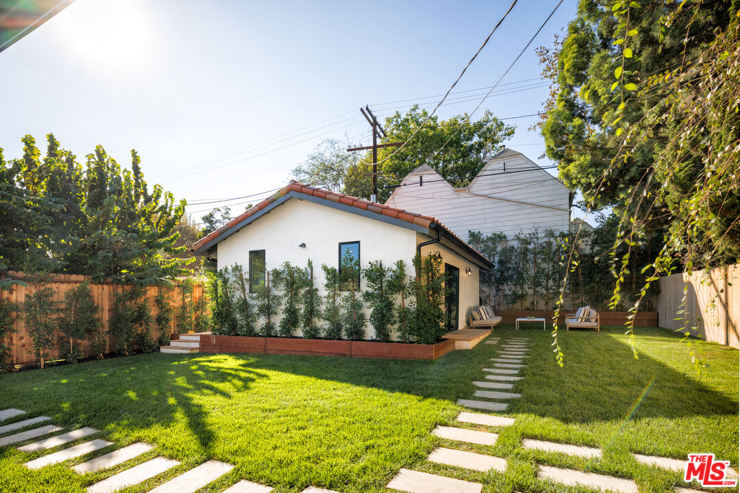 913 South Mullen Avenue Los Angeles, CA 90019 - Photo 4 of 56