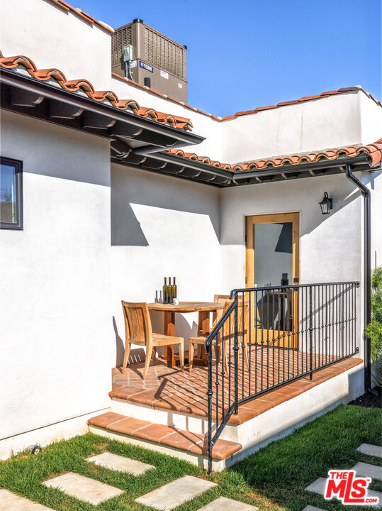 913 South Mullen Avenue Los Angeles, CA 90019 - Photo 6 of 56