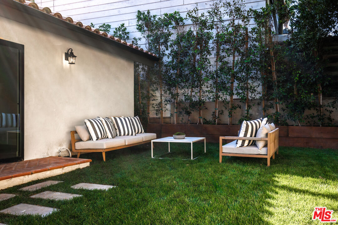 913 South Mullen Avenue Los Angeles, CA 90019 - Photo 9 of 56