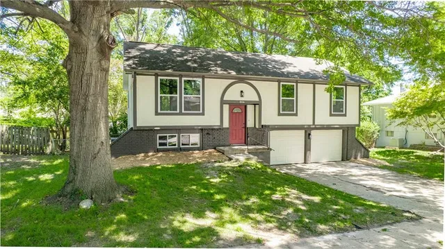 $272,500 | 804 Northwest N Summit Circle, Blue Springs, MO 64015