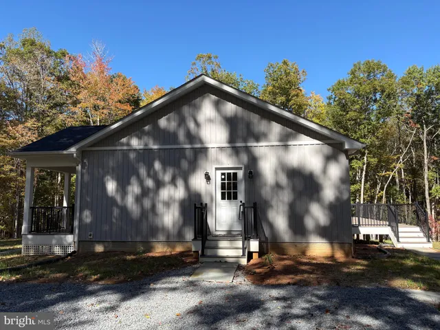 a view of back yard of the house