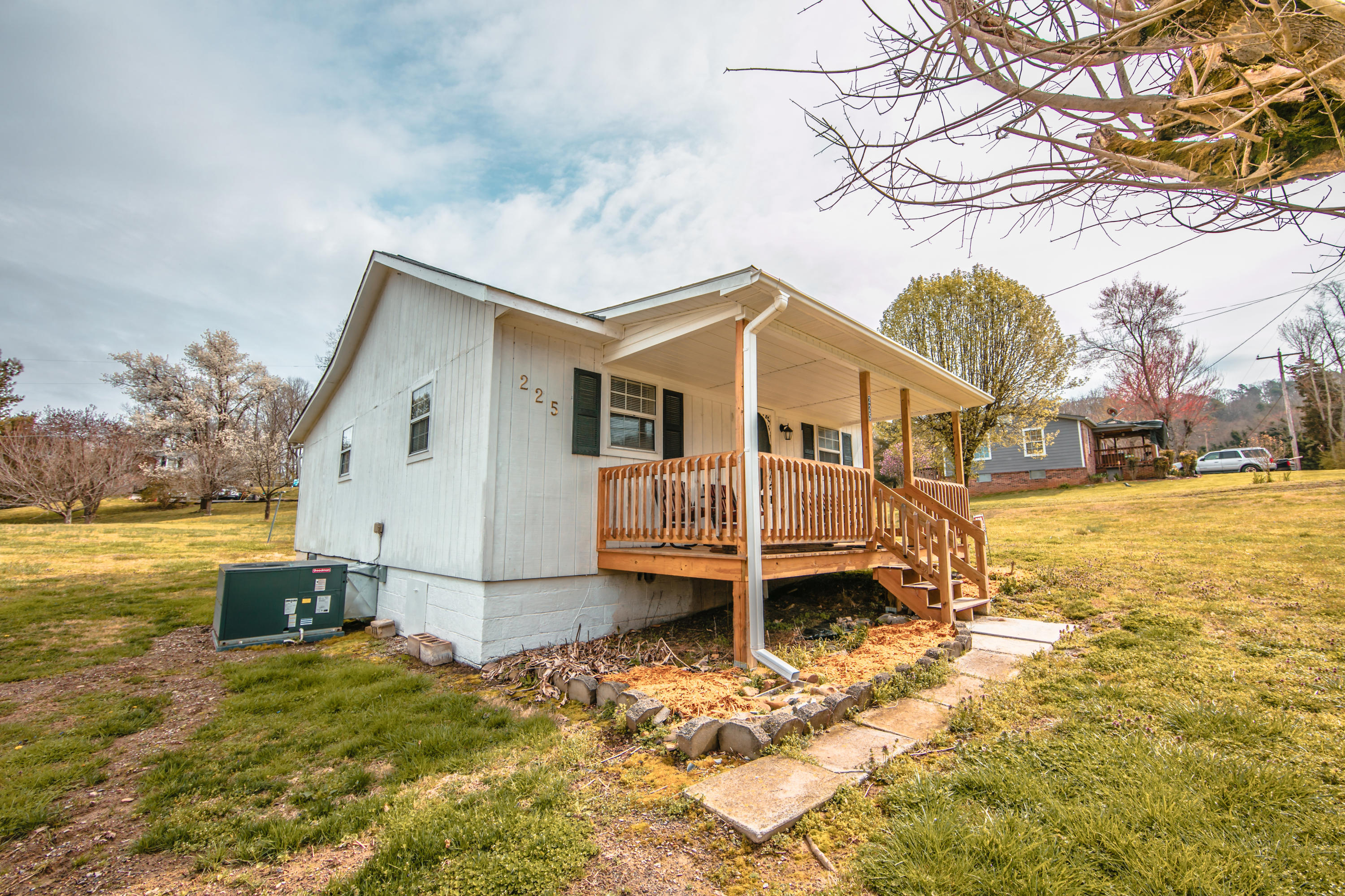 225 Portwood Road Clinton, TN 37716 - Photo 4 of 22 0M6A7506-1