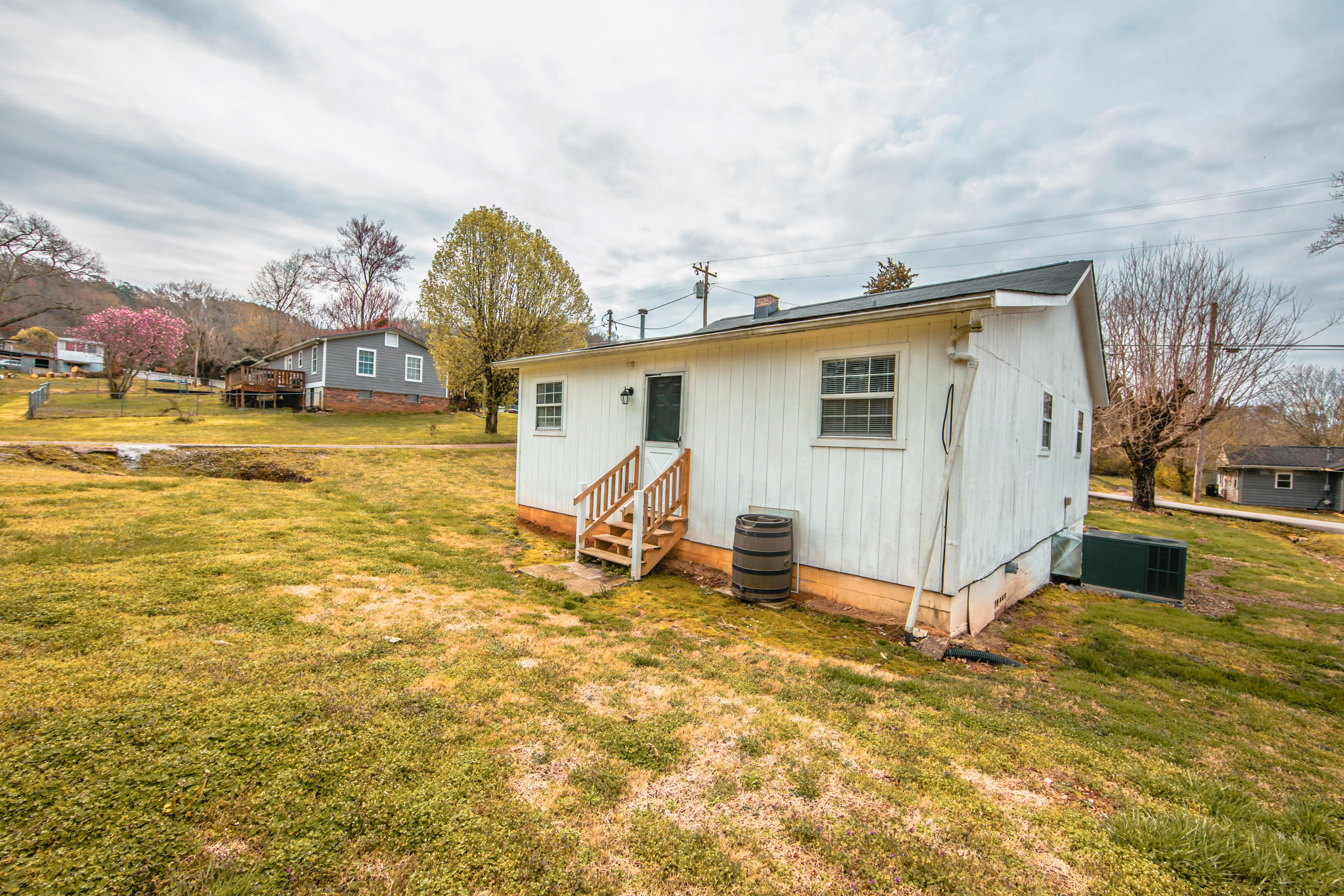 225 Portwood Road Clinton, TN 37716 - Photo 9 of 22 0M6A7517-1
