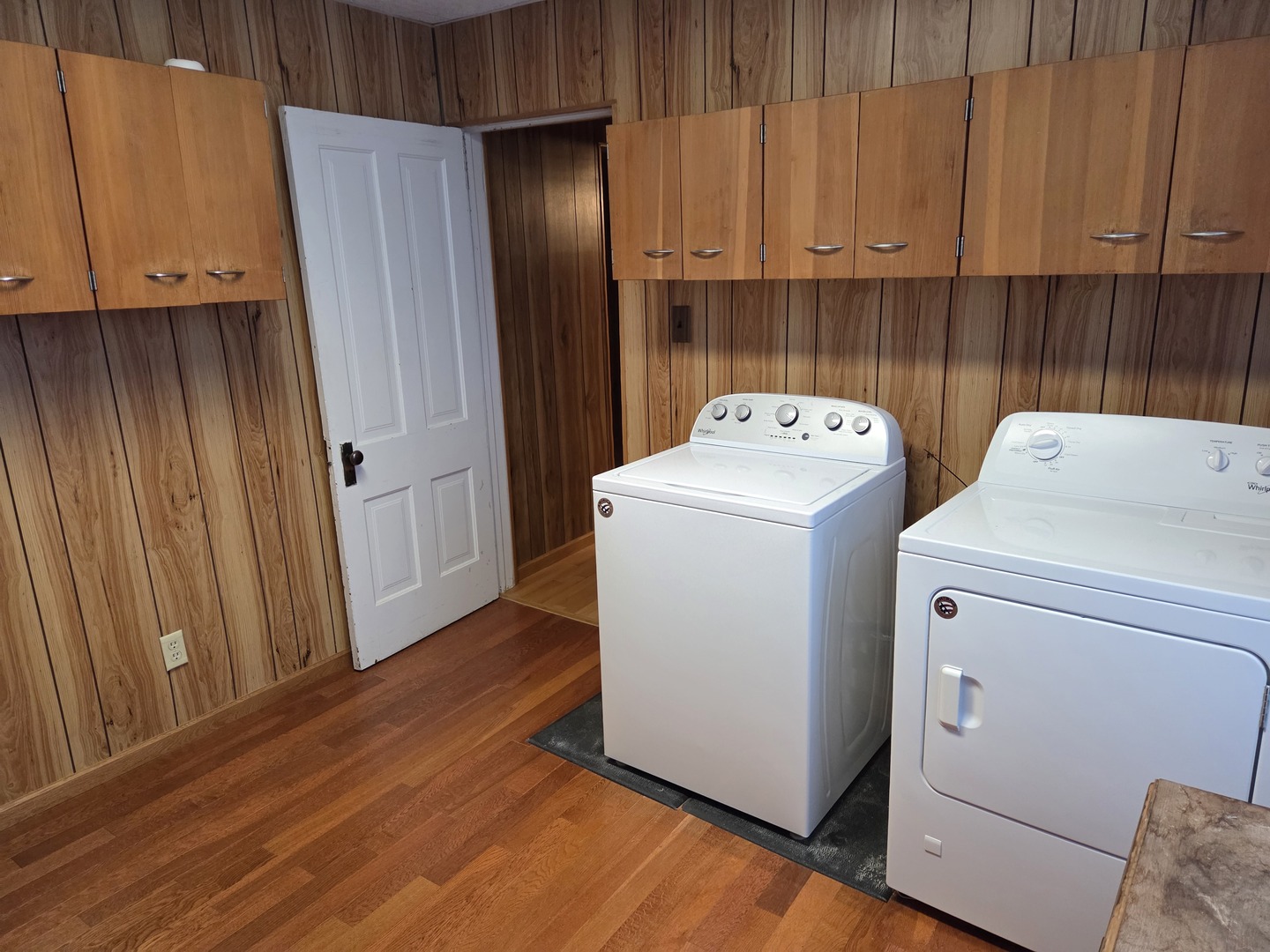 712 East Monroe Street Bloomington, IL 61701 - Photo 23 of 34 a utility room with dryer and washer
