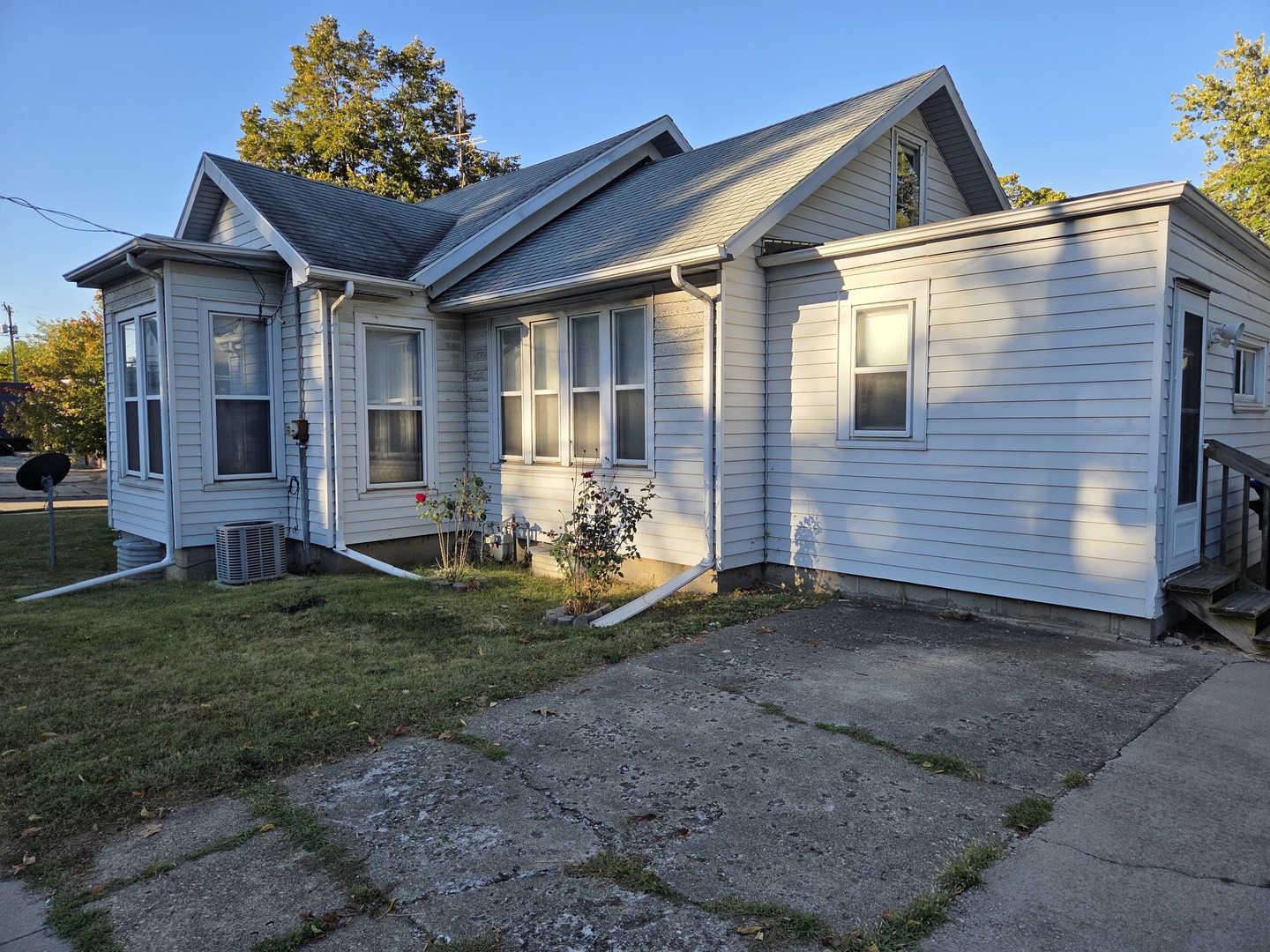 712 East Monroe Street Bloomington, IL 61701 - Photo 33 of 34 a view of a house with a yard