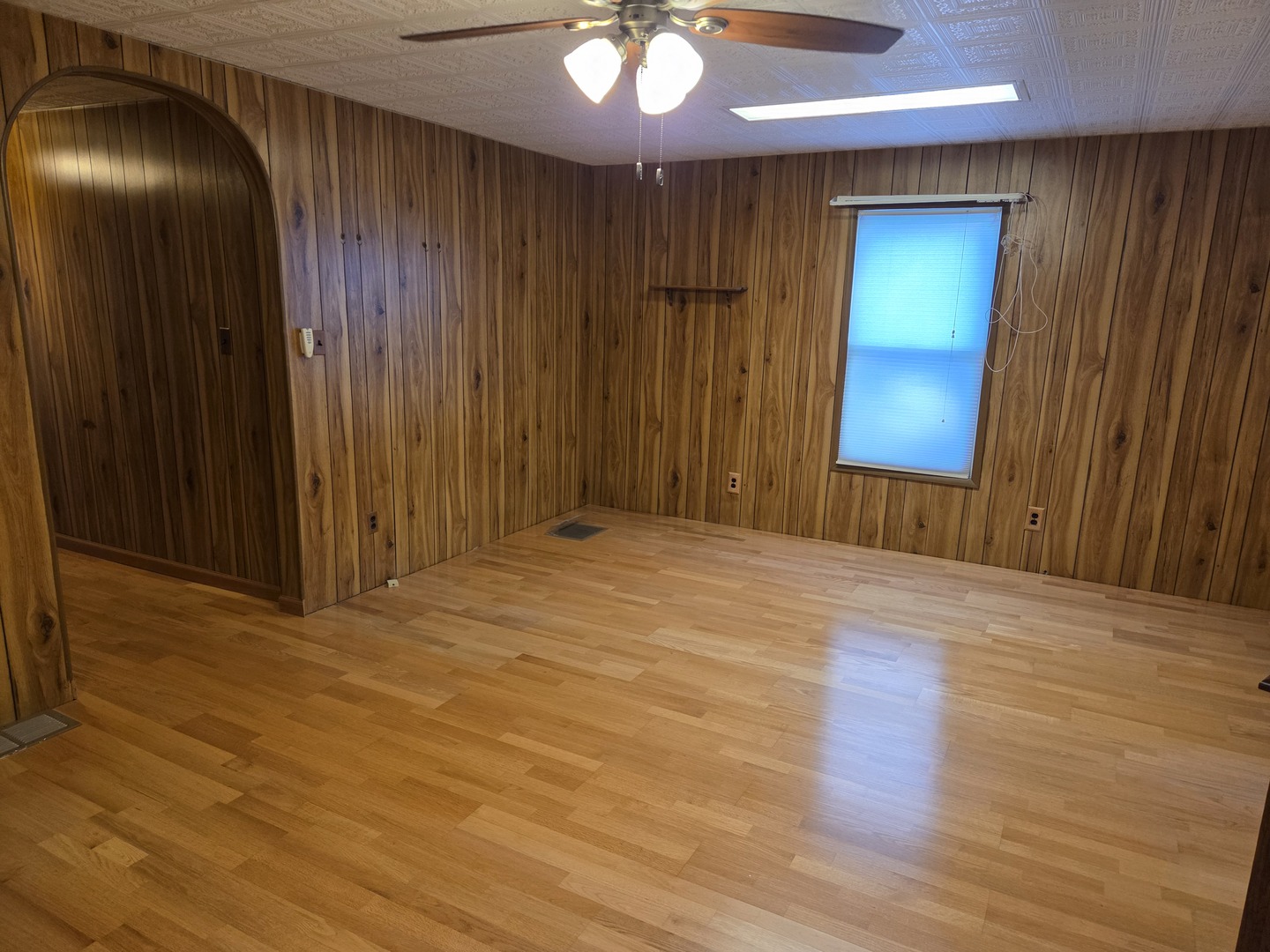 712 East Monroe Street Bloomington, IL 61701 - Photo 9 of 34 an empty room with wooden floor and closet