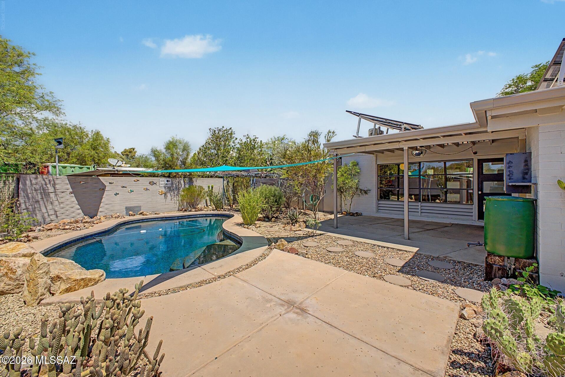 1909 North Ridgeway Road Tucson, AZ 85712 - Photo 21 of 41 Back patio & pool