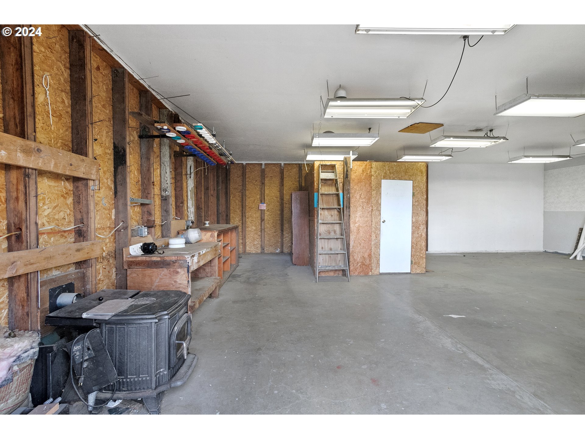 2210 Debra Drive Springfield, OR 97477 - Photo 26 of 34