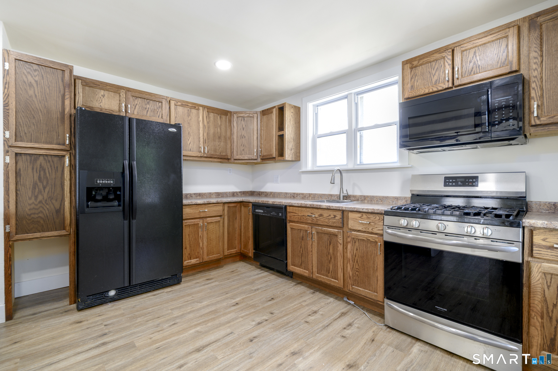 206 Ridgefield Avenue Bridgeport, CT 06610 - Photo 11 of 35